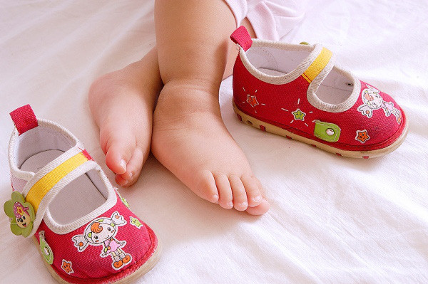 alt text: Bé đang được đo chân để chọn size giày