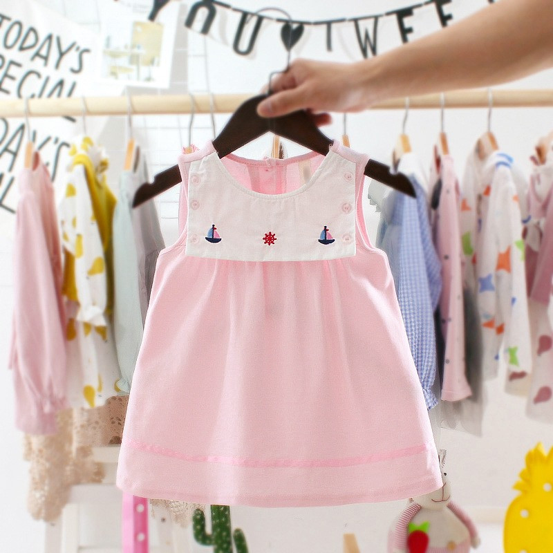 alt text: Bé gái mặc đầm cổ thuyền