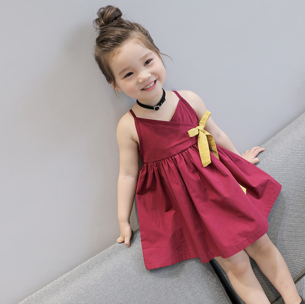 alt text: Bé gái mặc đầm hai dây