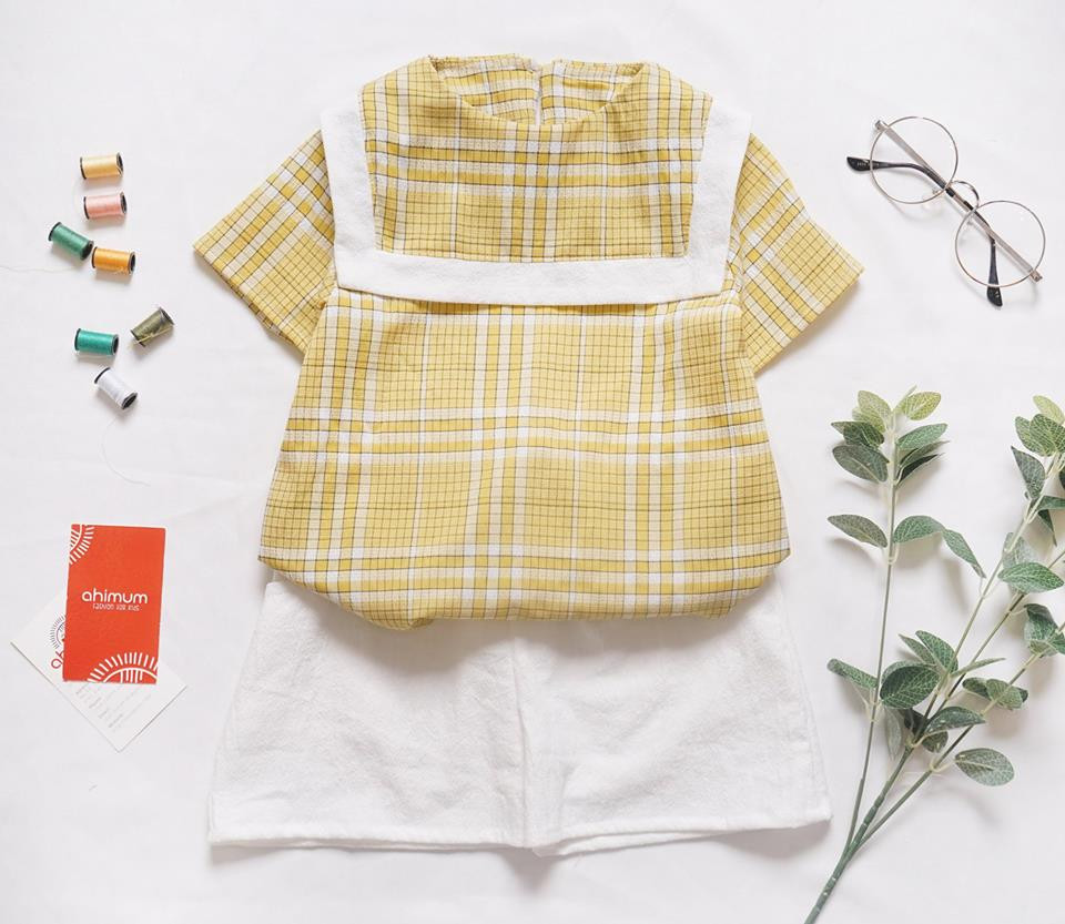 alt text: Bé gái mặc set đồ kẻ sọc