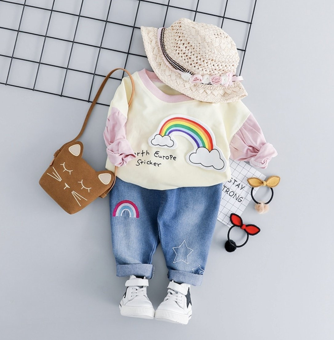 alt text: Bé gái mặc set đồ thời trang