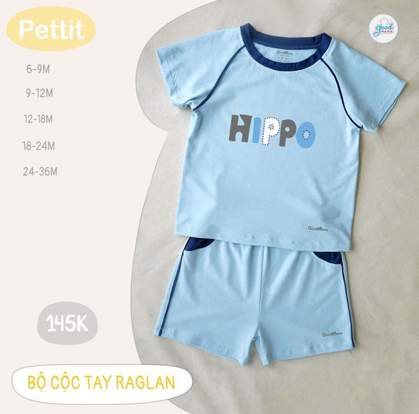 alt text: Bé trai mặc bộ hè năng động