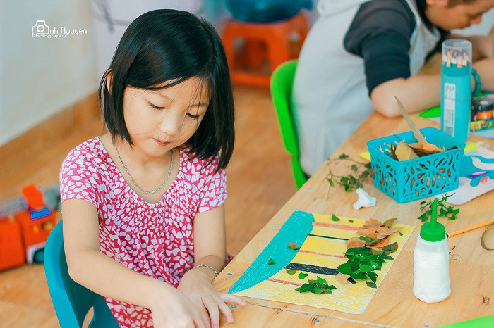 Alt text:  Các bé đang học vẽ tại Trung tâm Art for kids Creative Center.