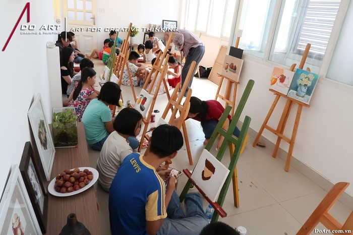 Alt text:  Các bé đang học vẽ tại Trung tâm Do Art.