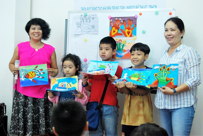 Alt text: Các bé đang học vẽ tại Trung Tâm Unesco Mỹ Thuật TPHCM.