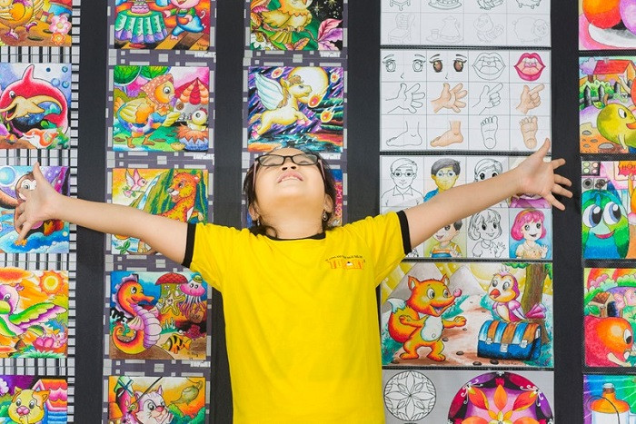 Alt text:  Các bé đang tham gia hoạt động vẽ tranh tại Mỹ thuật TopArt.