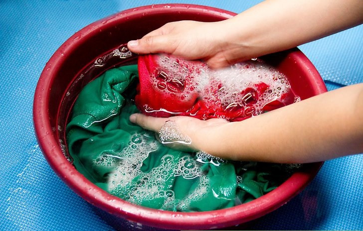 alt text: Cách giặt và bảo quản quần áo kaki