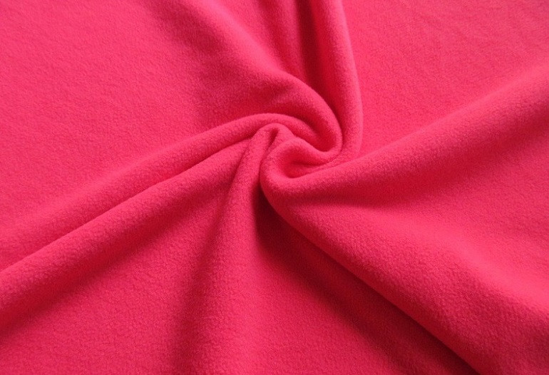 alt text: Cận cảnh vải nỉ, chất liệu quen thuộc trong sản xuất quần áo trẻ em