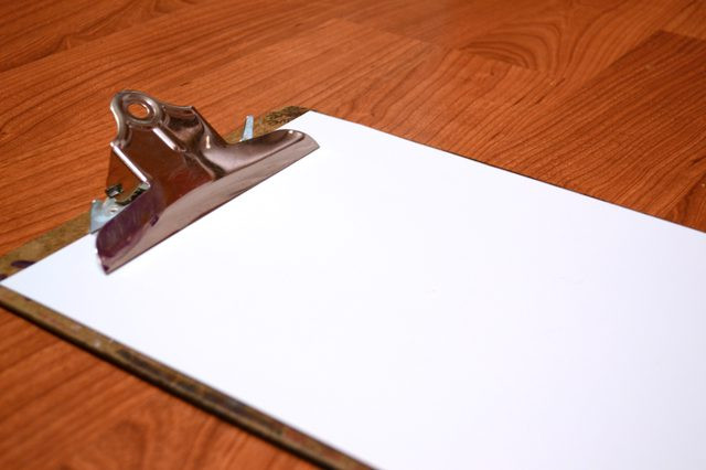 alt text: Dụng cụ cần thiết để đo size giày cho bé