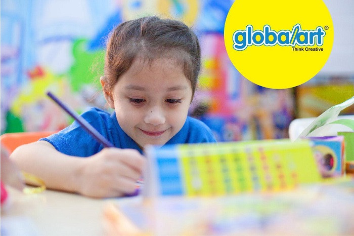 Alt text:  Hình ảnh lớp học tại Global Art & Creative Việt Nam với các bé đang sáng tạo tranh vẽ.