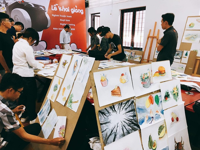 Alt text: Học viên nhí đang chăm chú vẽ tranh tại Comic Media Academy.