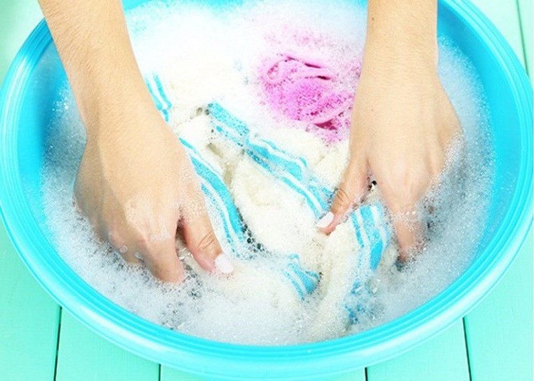 alt text: Hướng dẫn giặt quần áo vải nỉ đúng cách