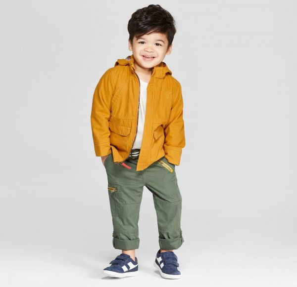 alt text: Những đặc điểm của áo khoác dù bé trai