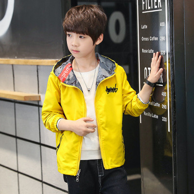 alt text: Phải lựa chọn chiếc áo khoác dù bé trai như thế nào là hợp lý?