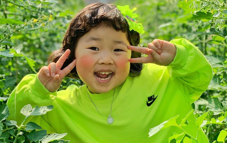 Bé cần có cân nặng vừa phải để phù hợp thời trang cho bé gái mập 