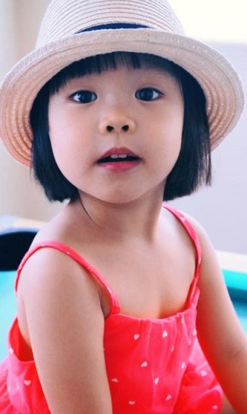 Bé gái da ngâm nên chọn trang phục màu nổi bật