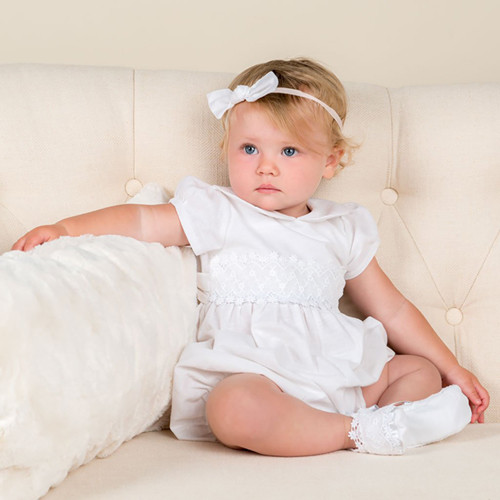 Bé gái mặc váy lanh