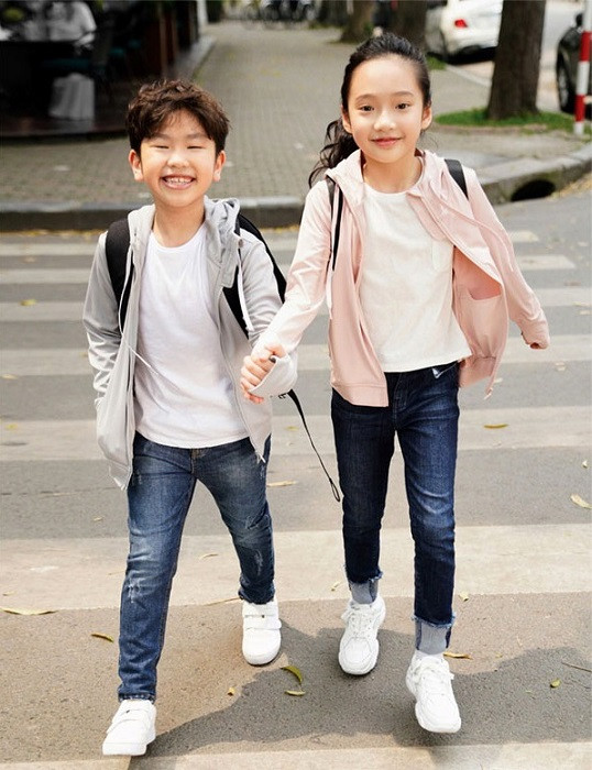 Bé mặc áo khoác