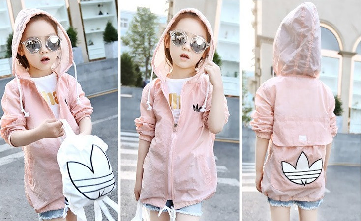 Bé mặc áo khoác chống nắng