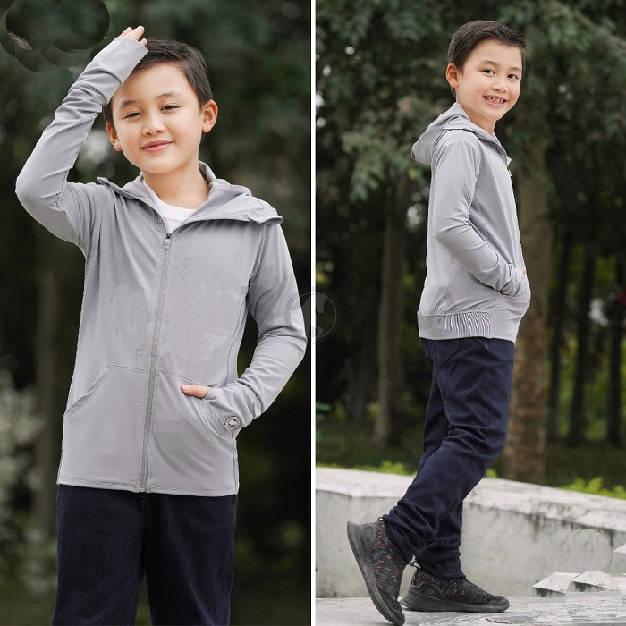 Bé mặc áo khoác hoạt động ngoài trời
