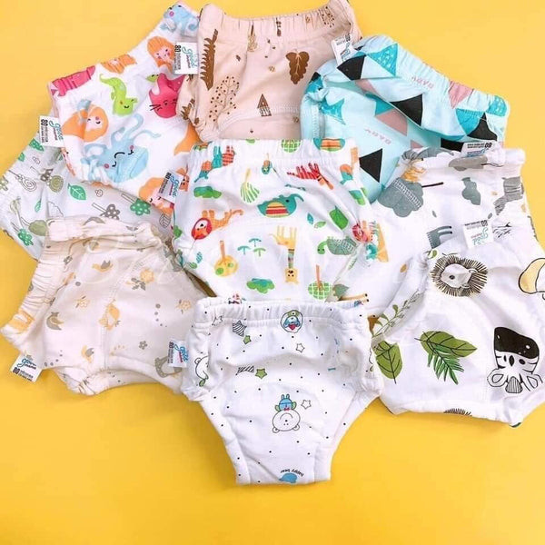 Bé mặc quần tập cai bỉm