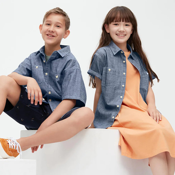 Bé trai mặc áo sơ mi caro