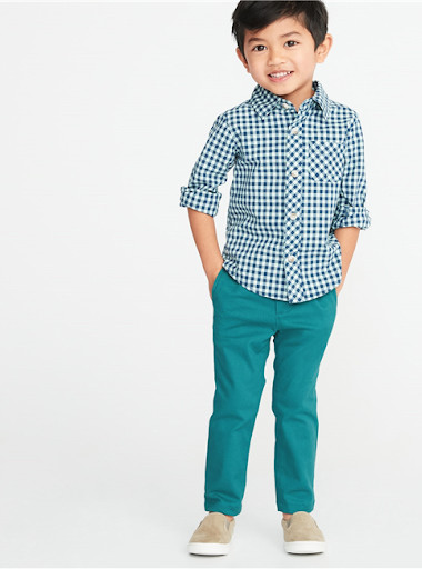 Bé trai mặc áo sơ mi và quần dài