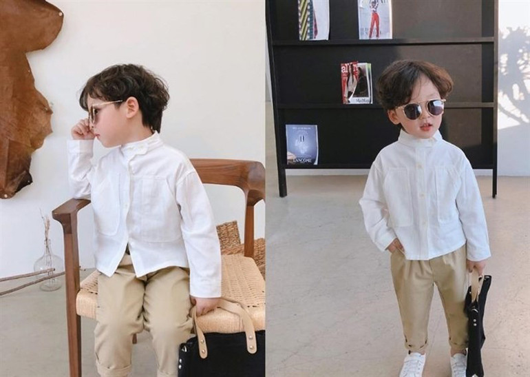Bé trai mặc áo sơ mi và quần kaki