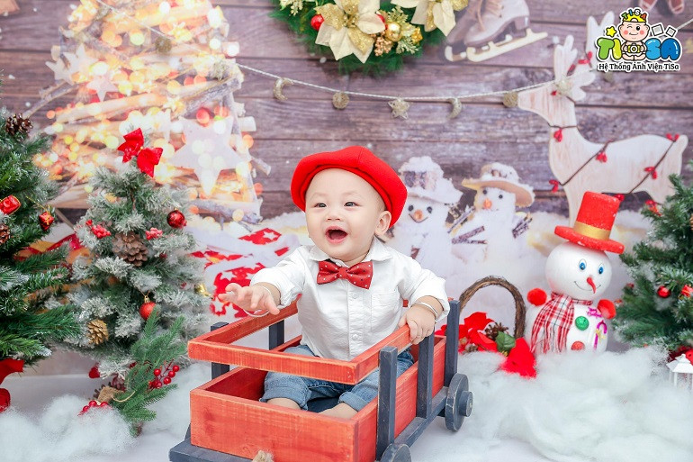 Bé trai với trang phục Noel