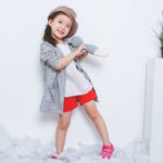 Bé gái da ngâm mặc quần áo màu gì đẹp nhất?