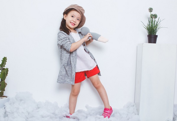 Cách chọn đồ cho bé gái da ngâm