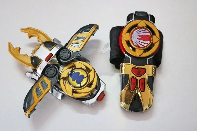 Đồng hồ biến hình siêu nhân cuồng phong