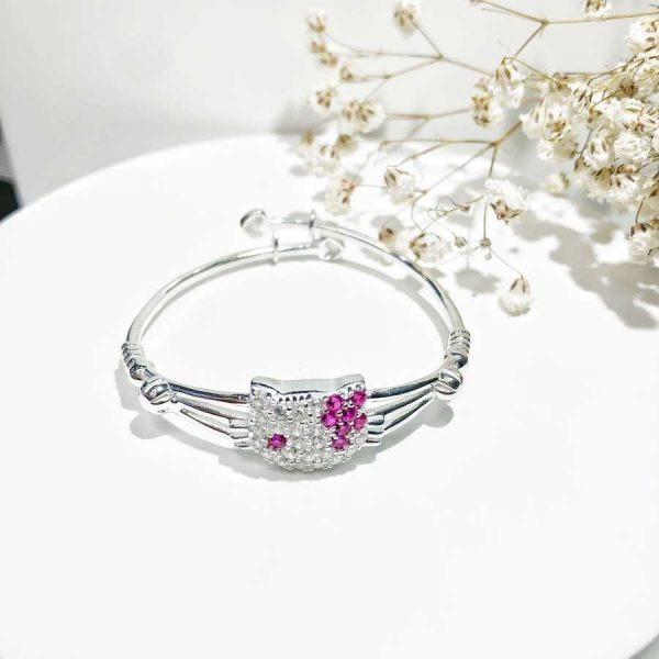 Lắc tay lắc chân cho bé 1 tuổi