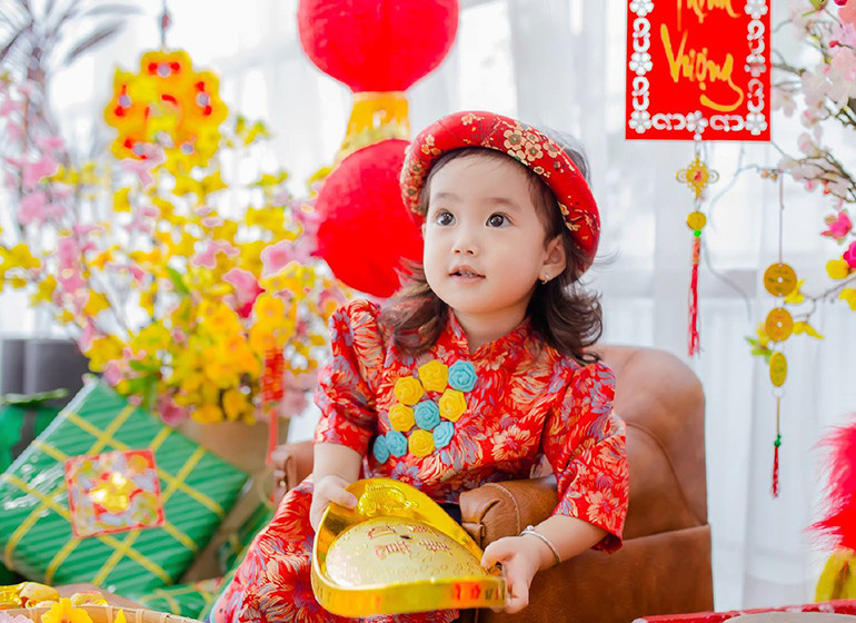 Mua quà tết cho bé