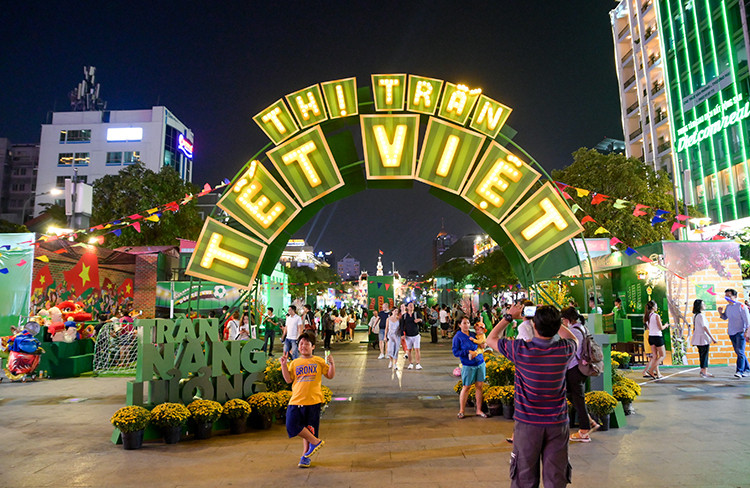 Phố đi bộ Nguyễn Huệ lung linh sắc màu
