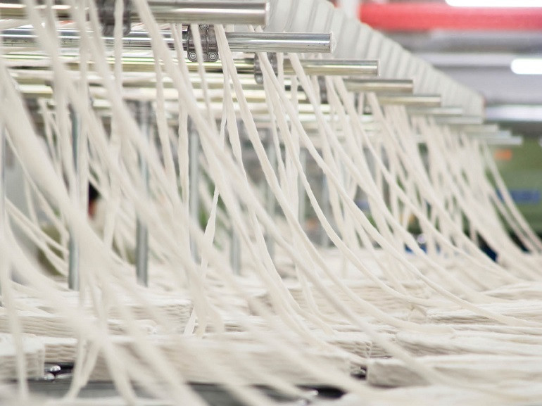 Quá trình dệt vải sợi tre