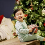 6 Bí quyết chọn quần áo noel cho bé trai hợp Trend
